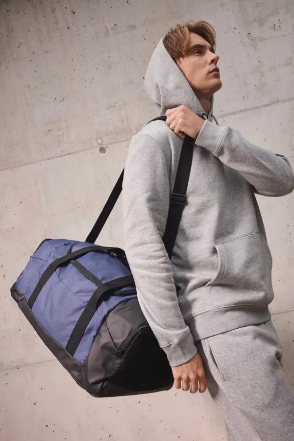 Sac de sport recyclé avec double compartiment latéral porté — vue 1