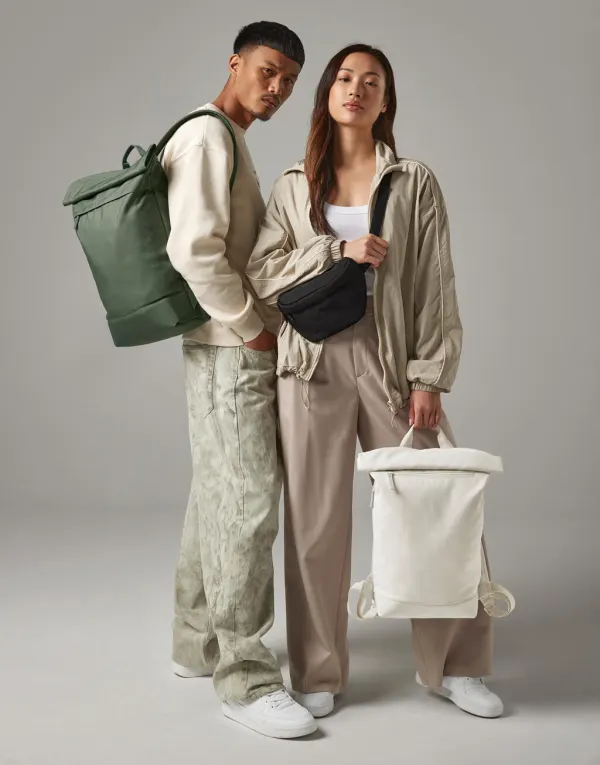 Simplicity Roll-Top Backpack Lite porté — vue 3
