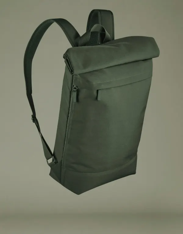 Simplicity Roll-Top Backpack porté — vue 3