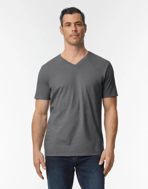 Softstyle Adult V-Neck T-Shirt porté — vue 3