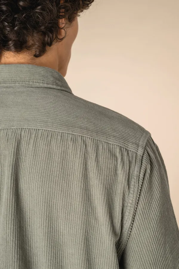Surchemise écoresponsable délavée en velours côtelé homme porté — vue 4