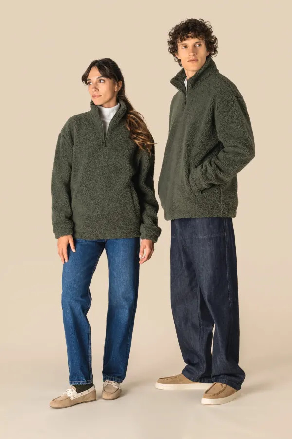 Sweat-shirt 1/4 zip à épaules tombantes en sherpa unisexe porté — vue 1