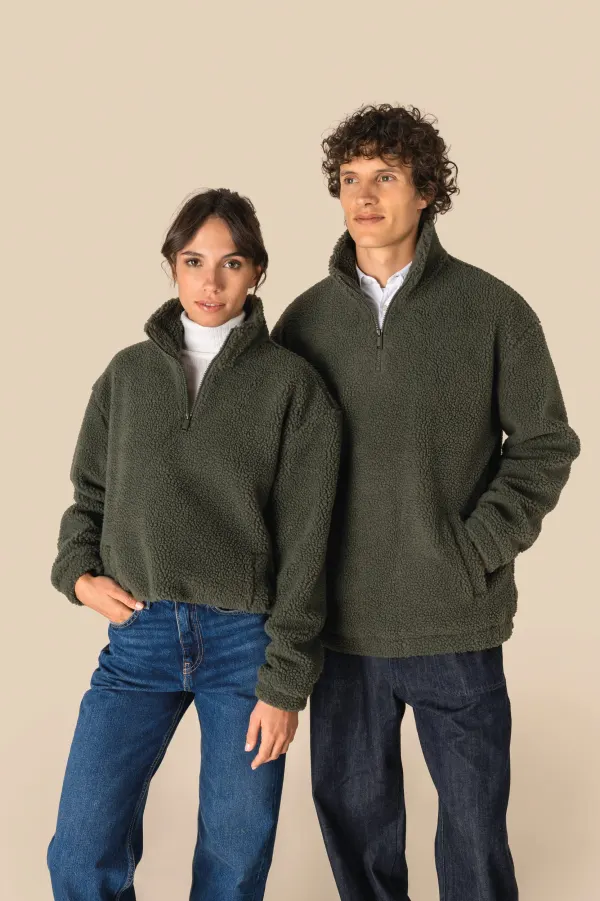 Sweat-shirt 1/4 zip à épaules tombantes en sherpa unisexe porté — vue 2