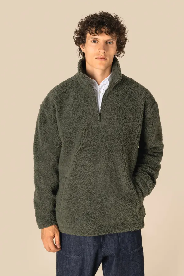 Sweat-shirt 1/4 zip à épaules tombantes en sherpa unisexe porté — vue 4