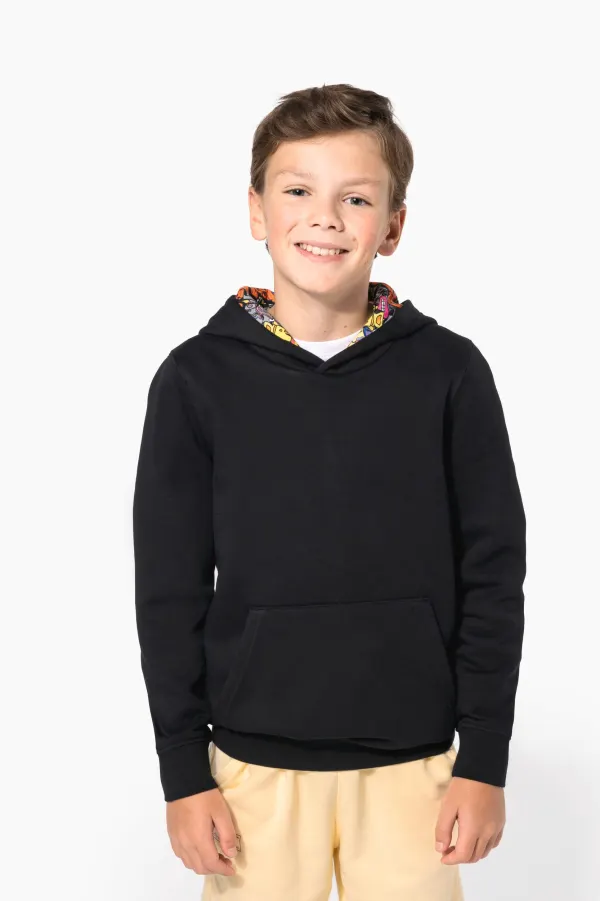 Sweat-shirt à capuche contrastée à motifs enfant unisexe porté — vue 3