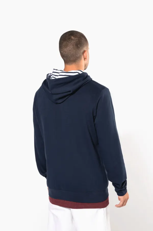 Sweat-shirt à capuche contrastée à motifs unisexe porté — vue 2