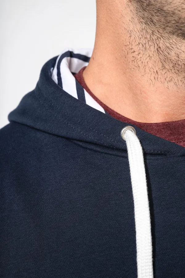 Sweat-shirt à capuche contrastée à motifs unisexe porté — vue 3