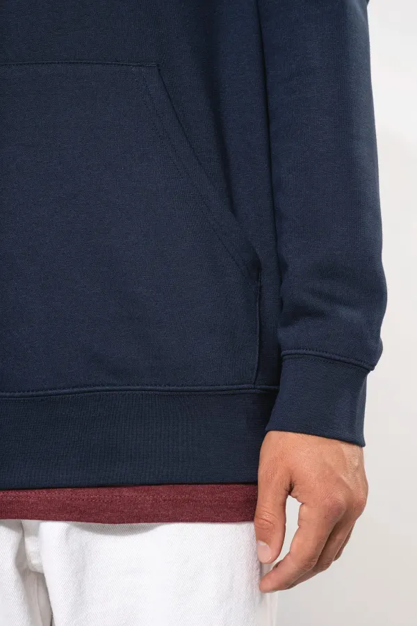 Sweat-shirt à capuche contrastée à motifs unisexe porté — vue 4