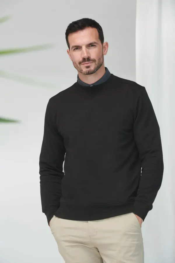 Sweat-shirt écoresponsable unisexe porté — vue 4