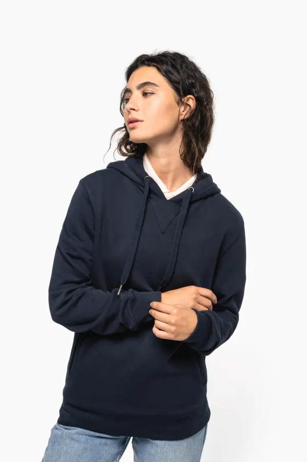 Sweat-shirt french terry écoresponsable à capuche unisexe porté — vue 3