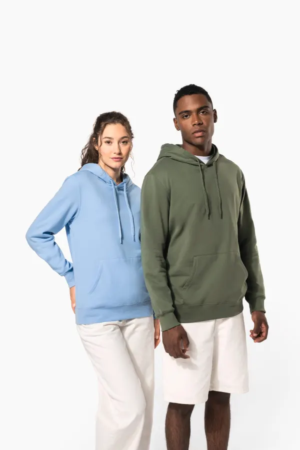 Sweat-shirt recyclé à capuche unisexe porté — vue 4