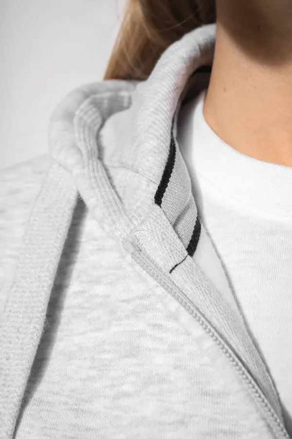 Sweat-shirt zippé capuche femme porté — vue 2