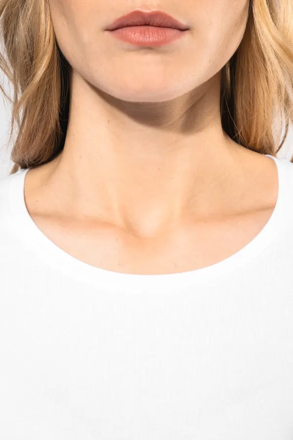 T-shirt col rond manches longues femme porté — vue 2