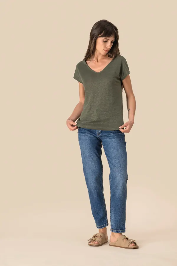 T-shirt col V en lin femme porté — vue 1