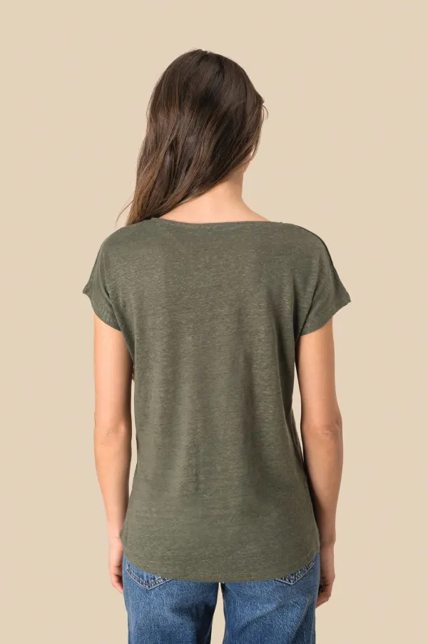 T-shirt col V en lin femme porté — vue 4