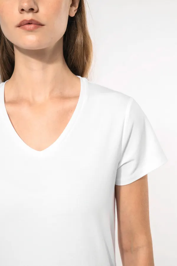 T-shirt col V manches courtes femme porté — vue 2