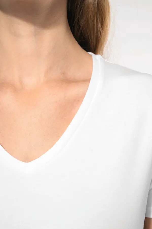 T-shirt col V manches courtes femme porté — vue 3