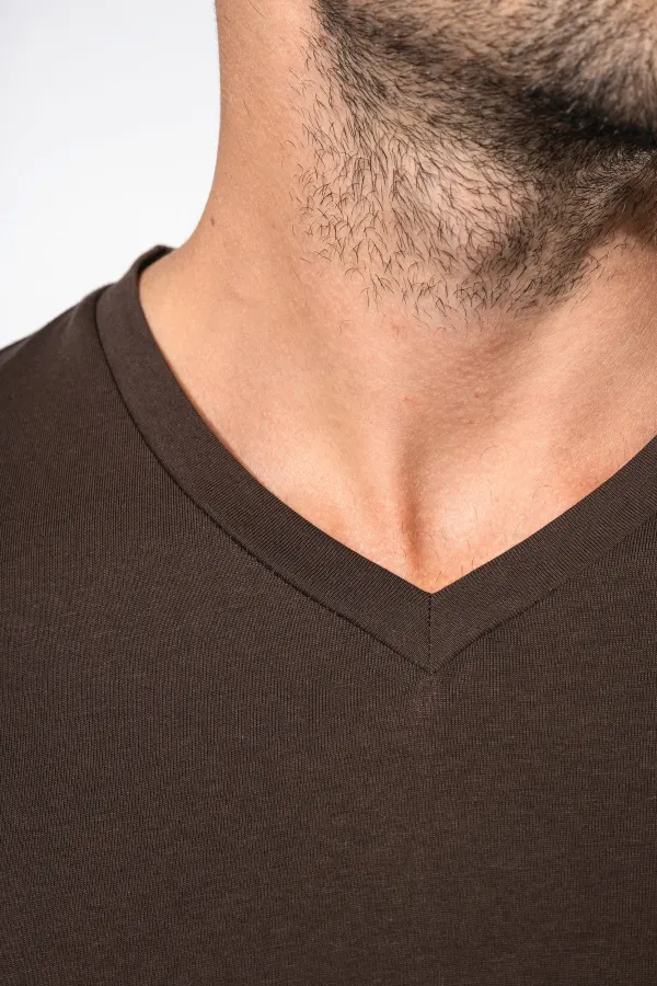 T-shirt col V manches courtes homme porté — vue 2