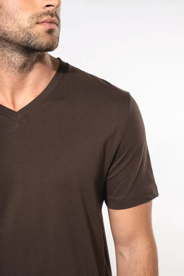 T-shirt col V manches courtes homme porté — vue 3