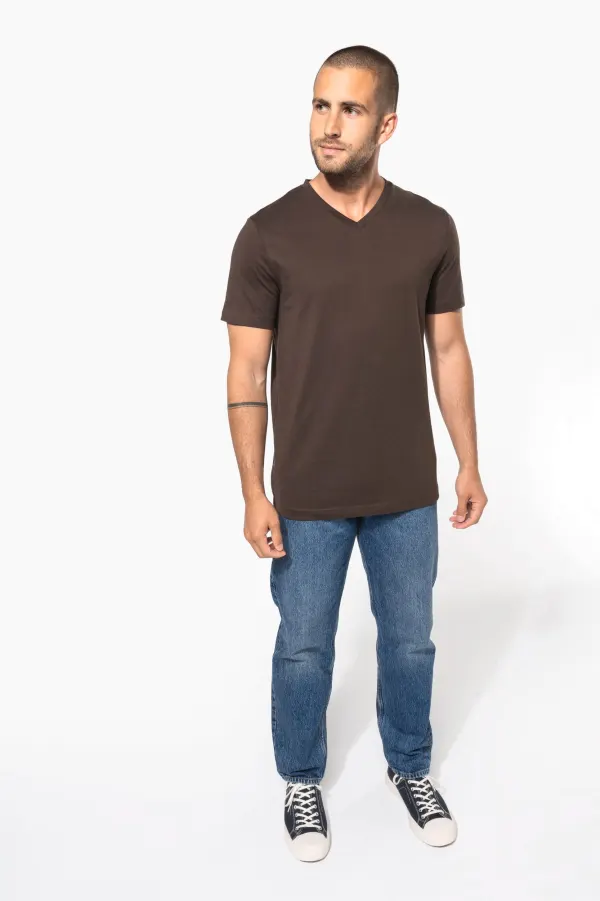 T-shirt col V manches courtes homme porté — vue 4