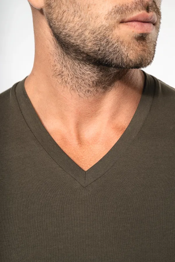 T-shirt col V manches longues homme porté — vue 2
