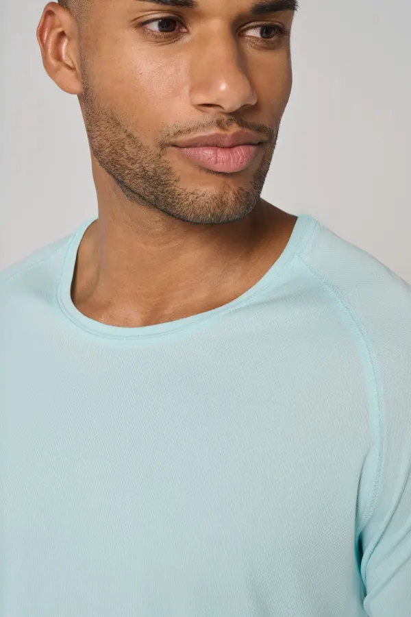 T-shirt de sport à col rond recyclé homme porté — vue 4
