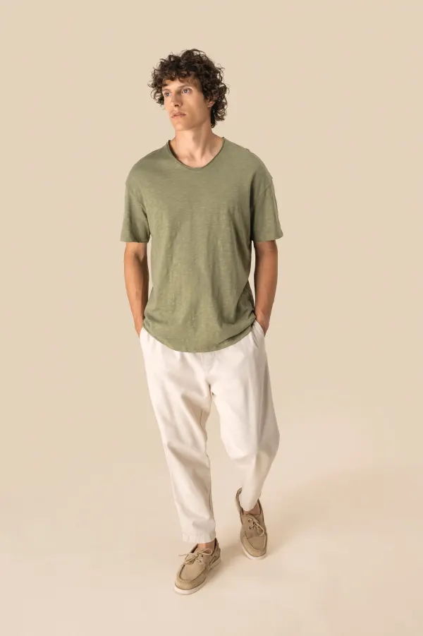 T-shirt écoresponsable col slub à épaules tombantes homme porté — vue 1