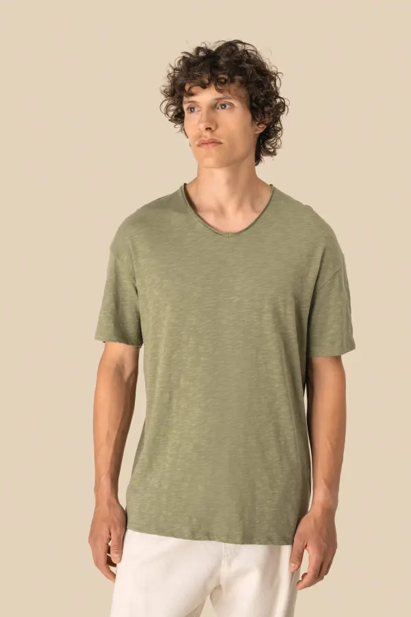 T-shirt écoresponsable col slub à épaules tombantes homme porté — vue 2