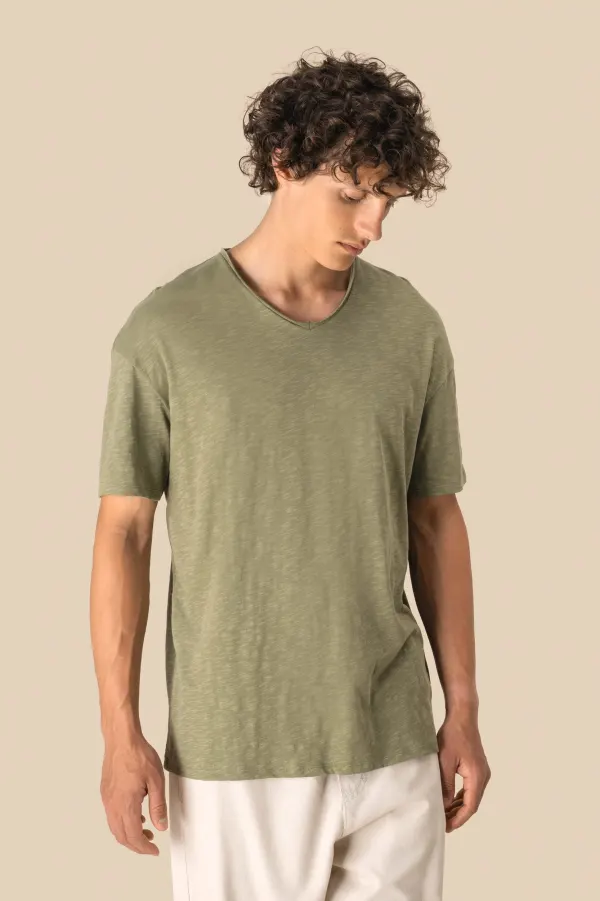 T-shirt écoresponsable col slub à épaules tombantes homme porté — vue 3