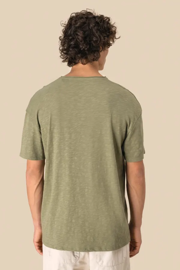T-shirt écoresponsable col slub à épaules tombantes homme porté — vue 4