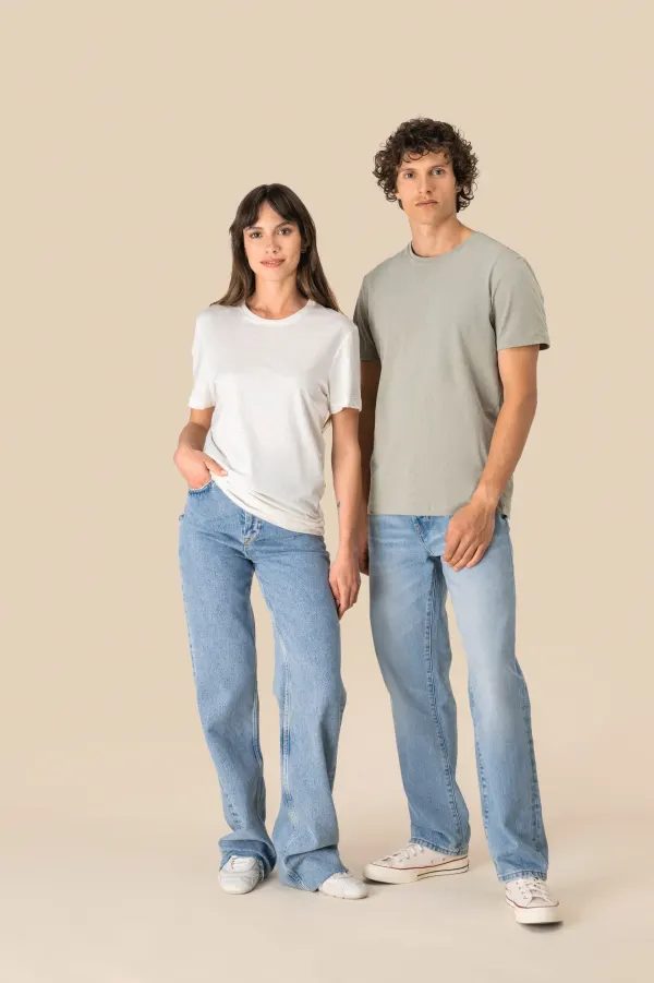 T-shirt écoresponsable en coton bio et lin unisexe porté — vue 1