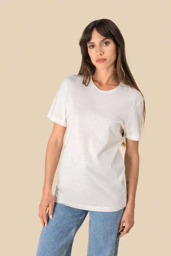 T-shirt écoresponsable en coton bio et lin unisexe porté — vue 2