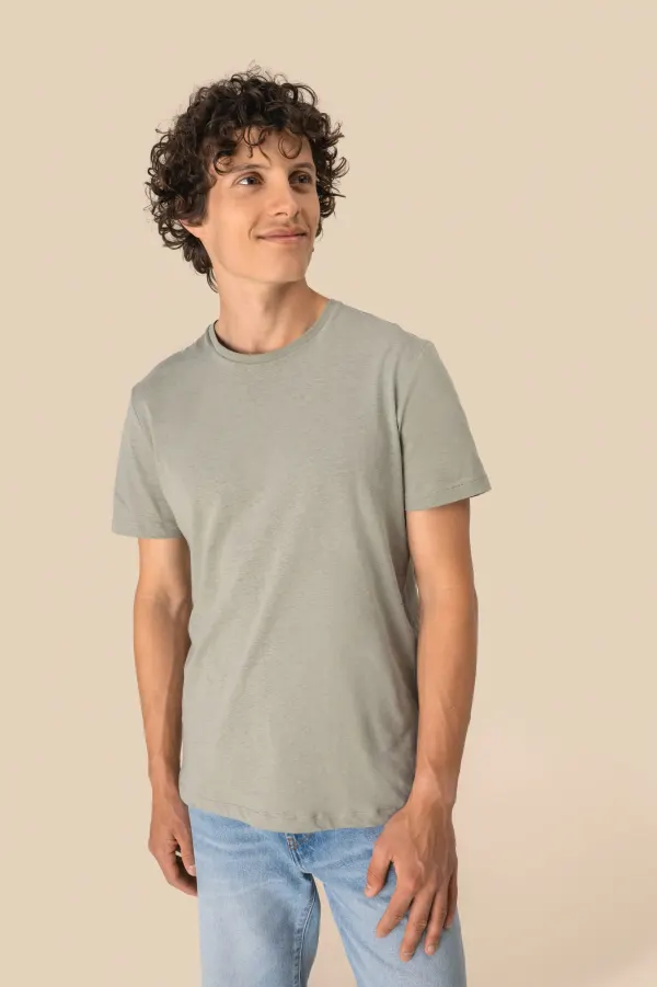T-shirt écoresponsable en coton bio et lin unisexe porté — vue 3
