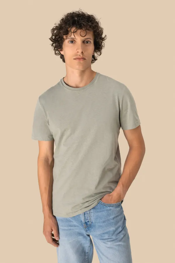 T-shirt écoresponsable en coton bio et lin unisexe porté — vue 4