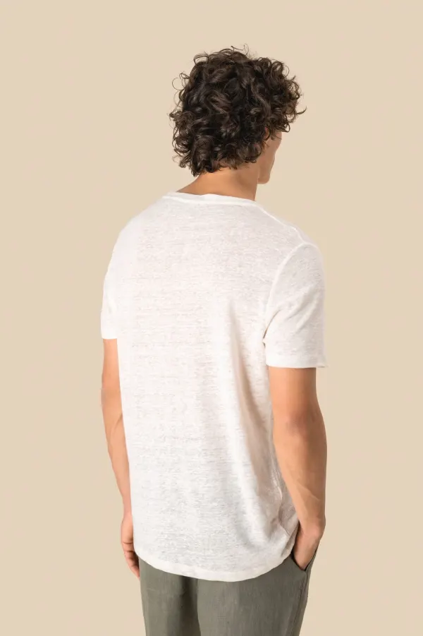 T-shirt en lin homme porté — vue 4