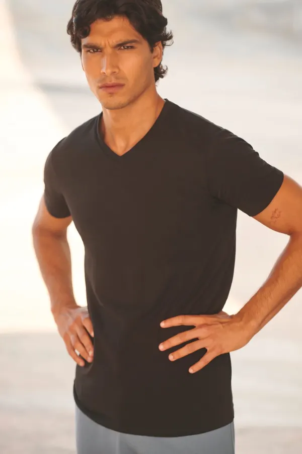 T-shirt homme col v Feel Good porté — vue 1