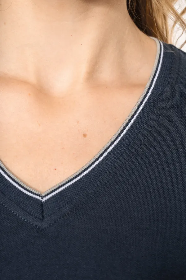 T-shirt maille piquée col V femme porté — vue 3