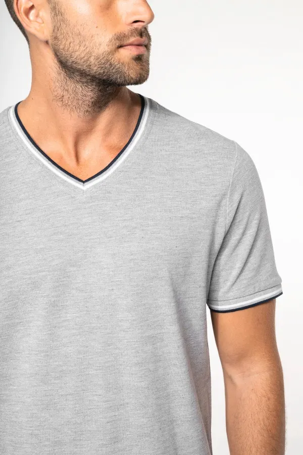 T-shirt maille piquée col V homme porté — vue 2