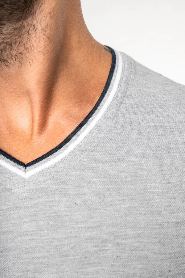 T-shirt maille piquée col V homme porté — vue 3