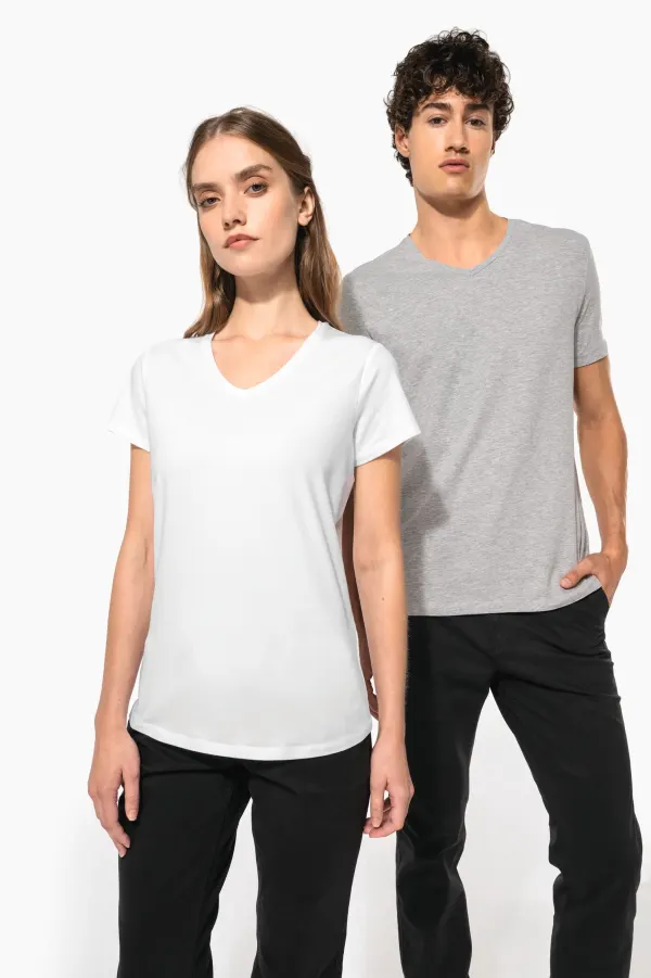 T-shirt manches courtes col V homme porté — vue 4