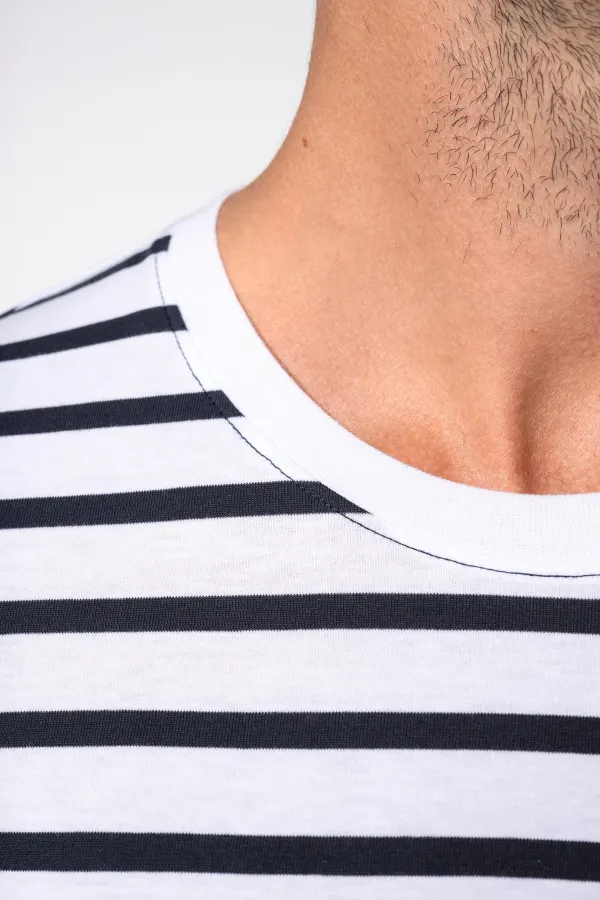 T-shirt rayé marin avec poche manches courtes homme porté — vue 3
