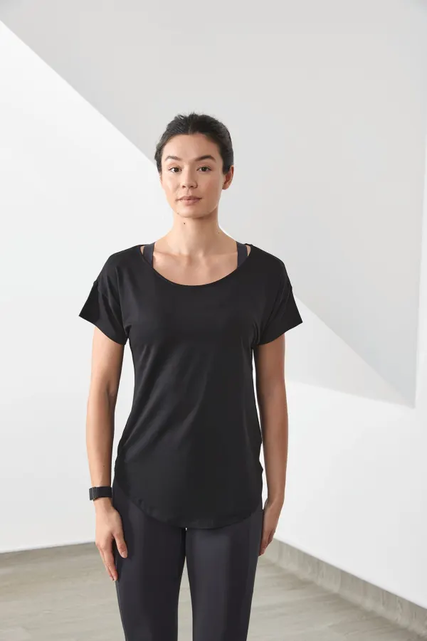 T-shirt scoop neck femme porté — vue 1