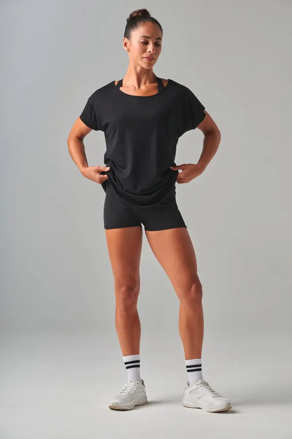 T-shirt scoop neck femme porté — vue 4