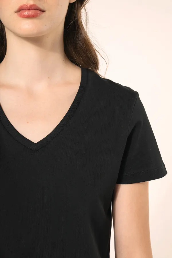 T-shirt Supima® col V manches courtes femme porté — vue 3
