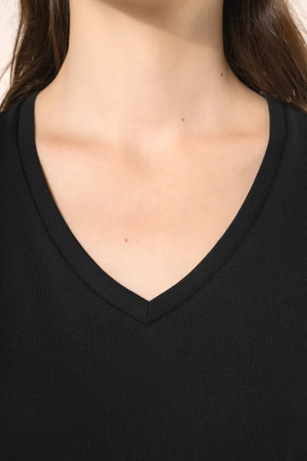 T-shirt Supima® col V manches courtes femme porté — vue 4