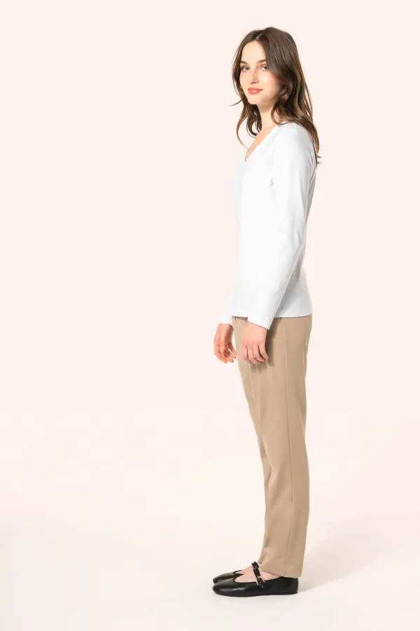 T-shirt Supima® col V manches longues femme porté — vue 2