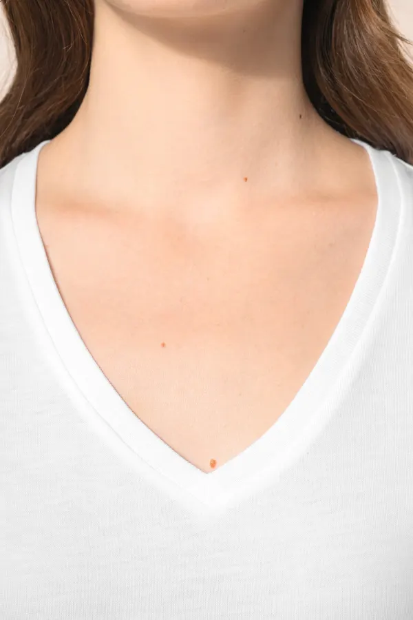 T-shirt Supima® col V manches longues femme porté — vue 4