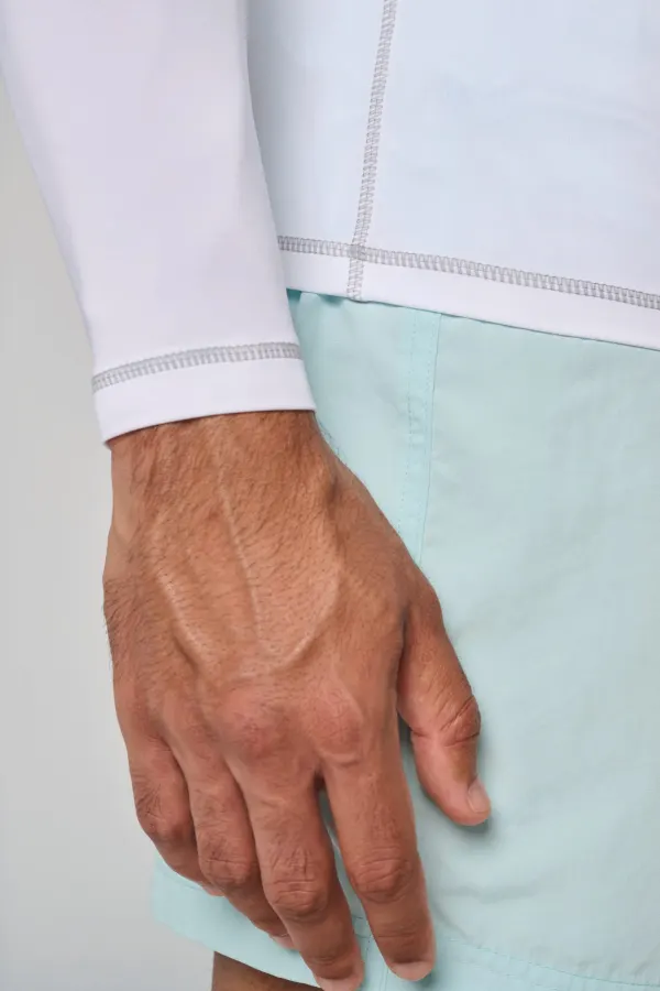 T-shirt technique à manches longues avec protection anti-UV unisexe porté — vue 4