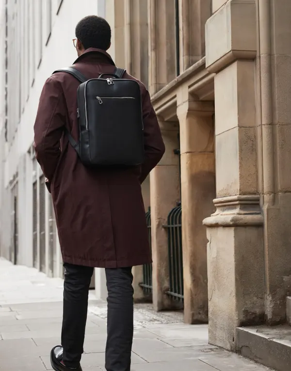 Tailored Luxe Backpack porté — vue 3