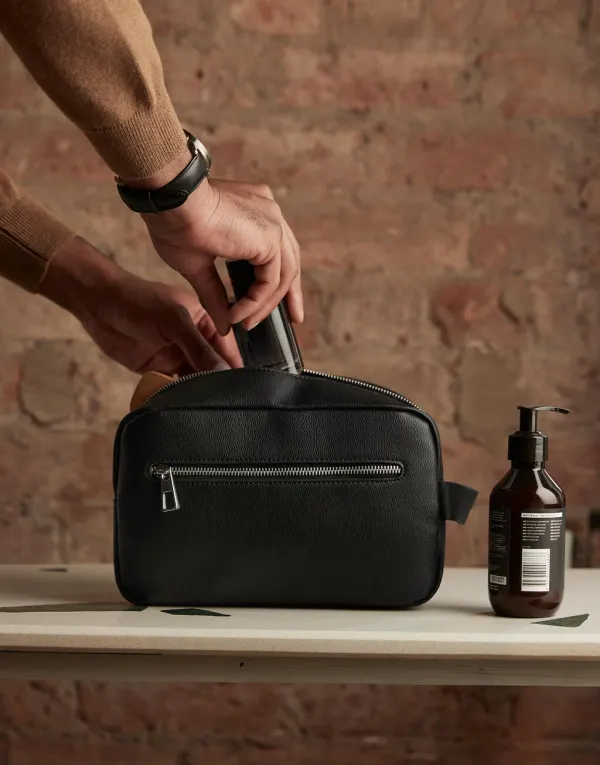 Tailored Luxe Wash Bag porté — vue 1